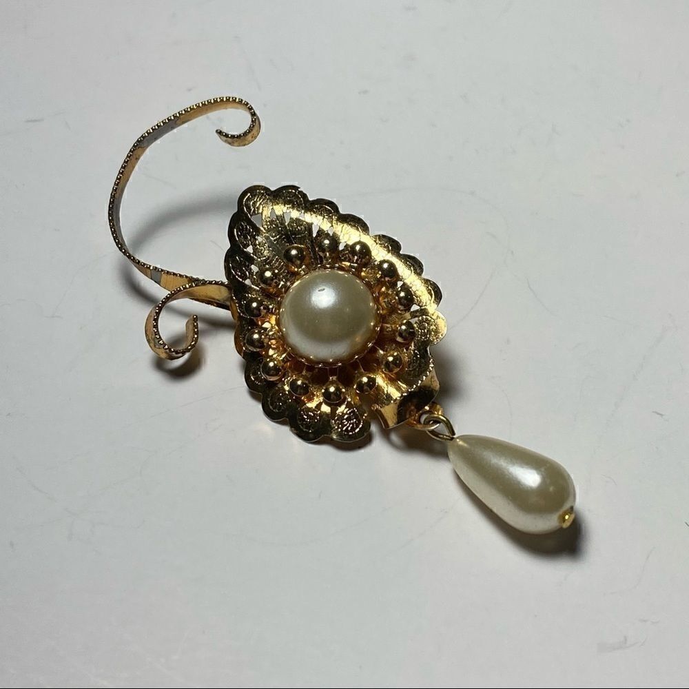 Brooch – Vintage 1950s Gold-Tone Filigree Flower with Faux Pearl